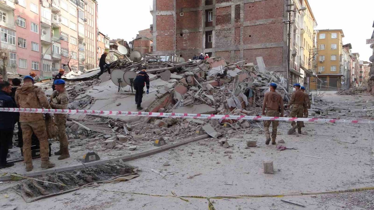 Malatya’da ağır hasarlı 5 katlı bina çöktü