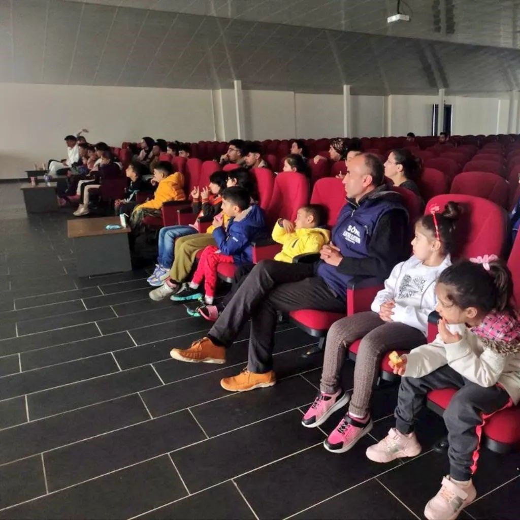 Depremzede çocukların çizgi film keyfi