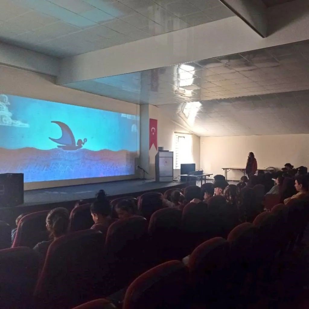 Depremzede çocukların çizgi film keyfi