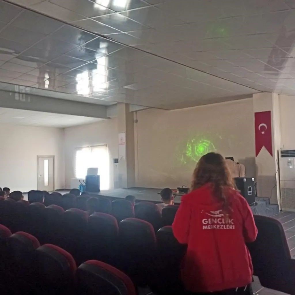 Depremzede çocukların çizgi film keyfi