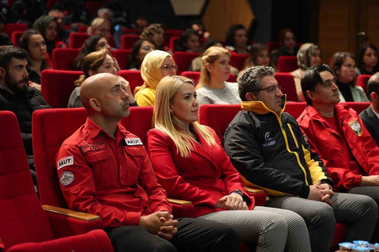 AKUT depremle ilgili seminer gerçekleştirdi