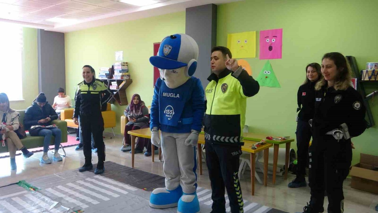 Trafik ekipleri depremzede çocukların yüzlerini güldürdü