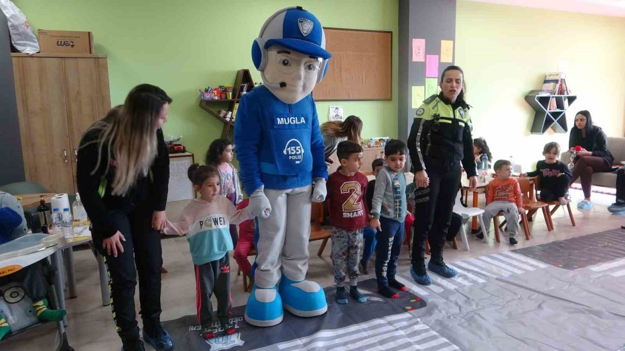 Trafik ekipleri depremzede çocukların yüzlerini güldürdü