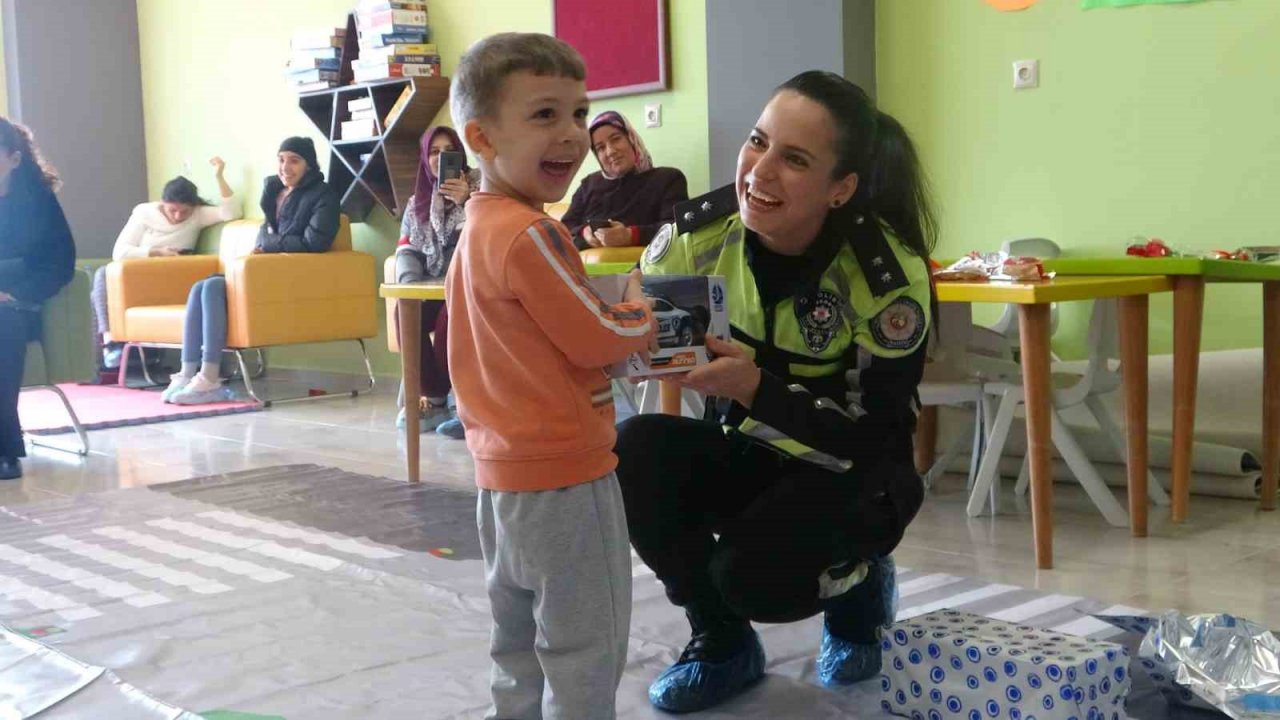 Trafik ekipleri depremzede çocukların yüzlerini güldürdü