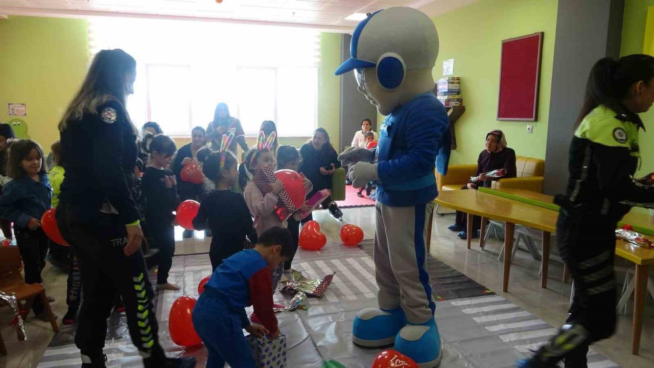 Trafik ekipleri depremzede çocukların yüzlerini güldürdü