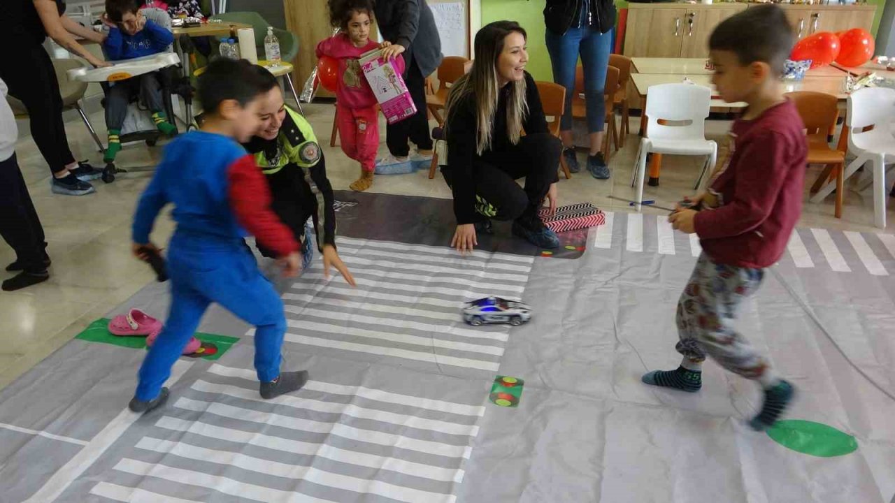 Trafik ekipleri depremzede çocukların yüzlerini güldürdü