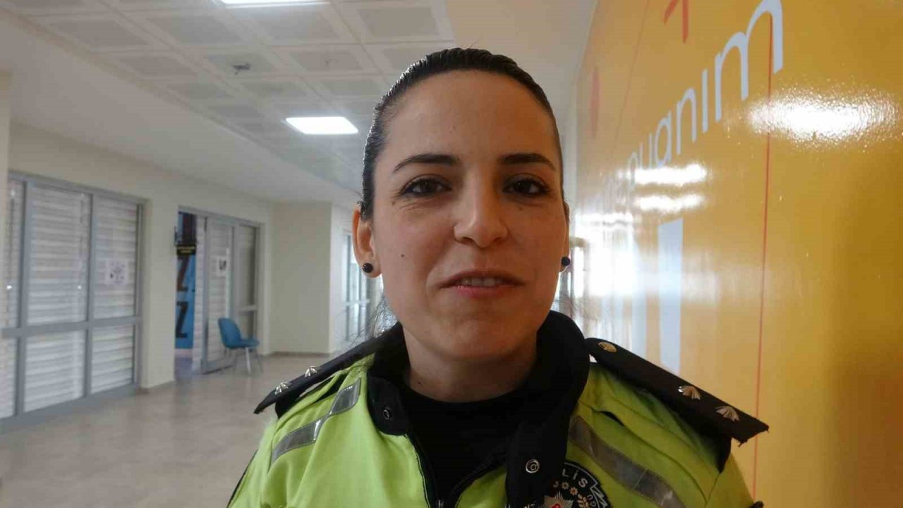 Trafik ekipleri depremzede çocukların yüzlerini güldürdü