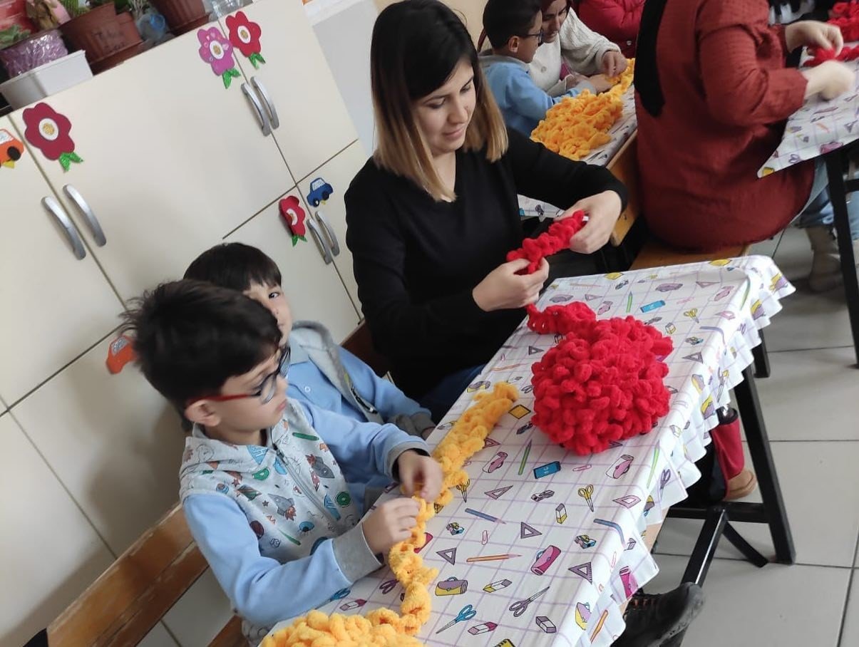 İlkokul öğrencileri ve veliler depremzede çocuklara atkı ördü