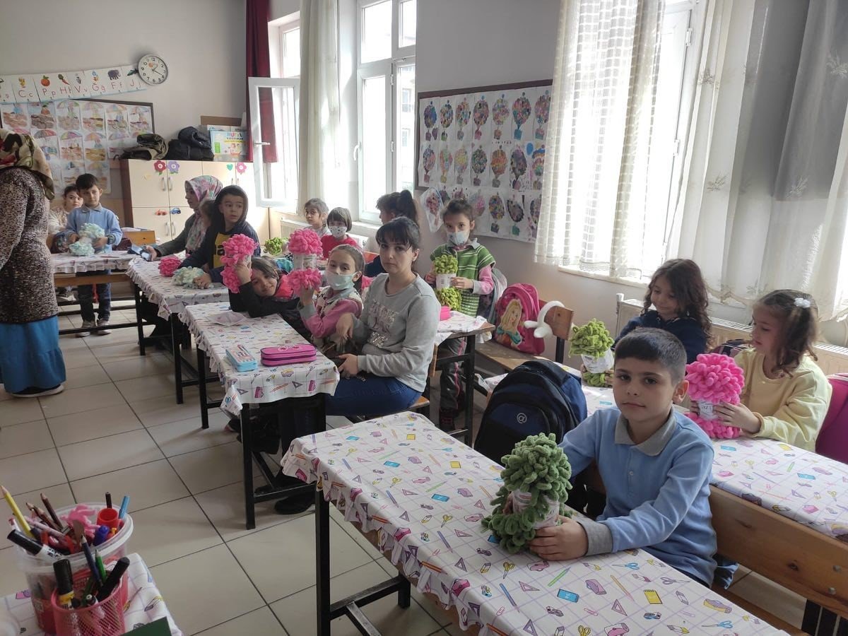 İlkokul öğrencileri ve veliler depremzede çocuklara atkı ördü