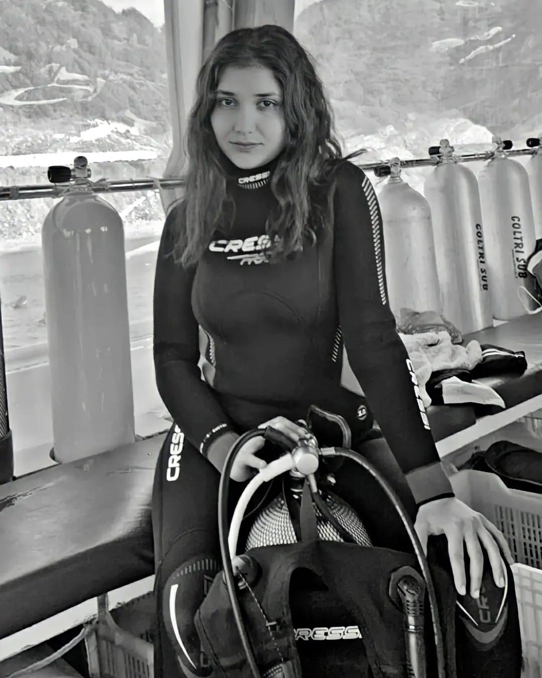 Depremde kaybettikleri arkadaşlarını Kadınlar Günü’nde su altına dalarak andılar