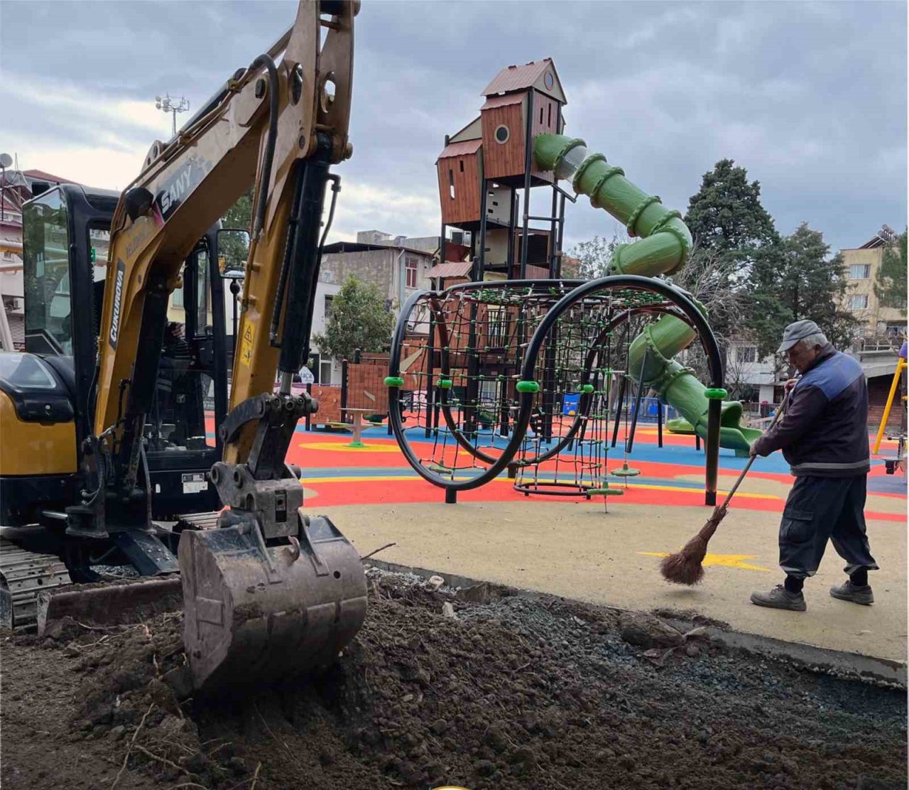 Ortaca Ünal Daka Çocuk parkında iyileştirme çalışması