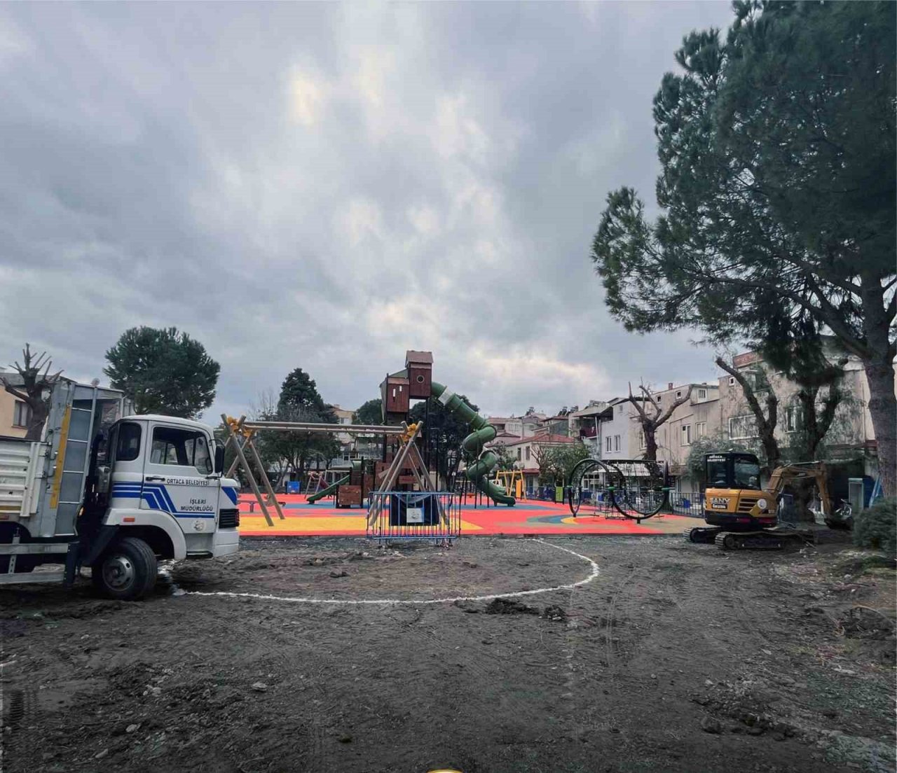 Ortaca Ünal Daka Çocuk parkında iyileştirme çalışması