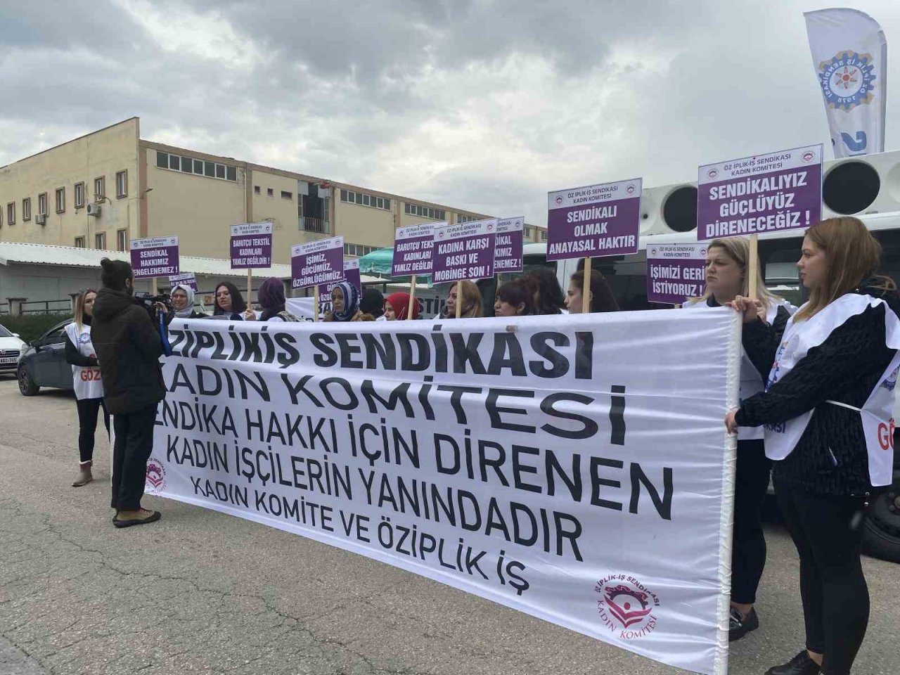 Öz İplik İş Sendikası Kadın Komitesi Başkanı Özcan: “İş ilişkisi sona erdirilen üyelerimizin, işe iadelerinin gerçekleştirilmesini talep ediyoruz”