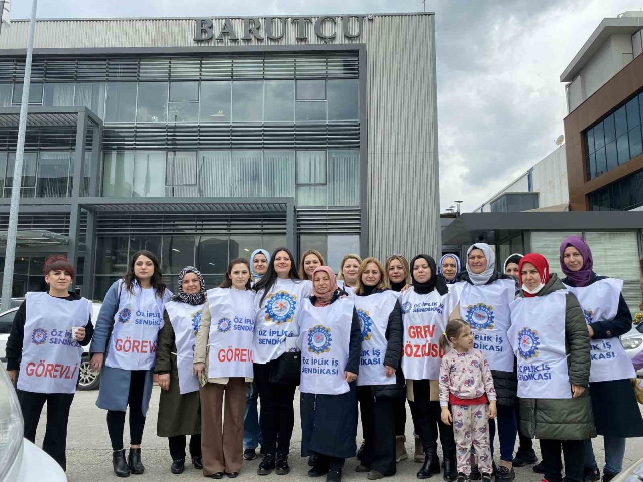Öz İplik İş Sendikası Kadın Komitesi Başkanı Özcan: “İş ilişkisi sona erdirilen üyelerimizin, işe iadelerinin gerçekleştirilmesini talep ediyoruz”