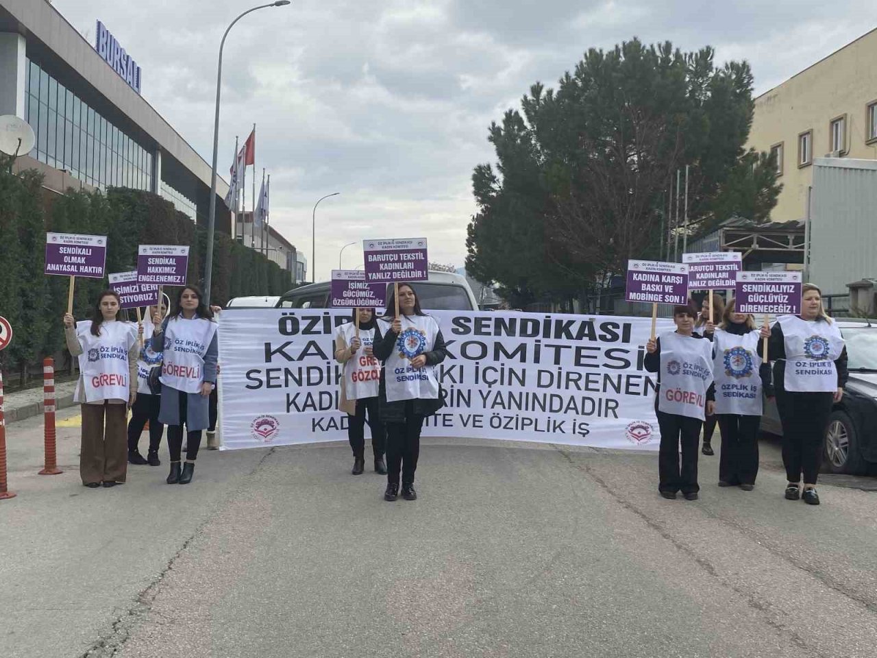 Öz İplik İş Sendikası Kadın Komitesi Başkanı Özcan: “İş ilişkisi sona erdirilen üyelerimizin, işe iadelerinin gerçekleştirilmesini talep ediyoruz”