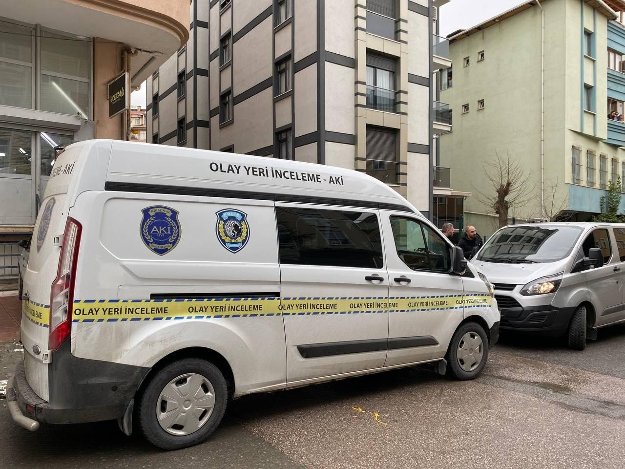 Pendik’te karısını öldüren şahıs 5. kattan atladı