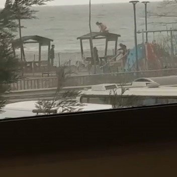 Parktaki çardağa zarar vermeye çalışan gençler cep telefonu kamerasında