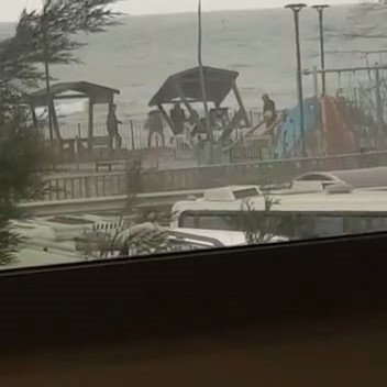 Parktaki çardağa zarar vermeye çalışan gençler cep telefonu kamerasında