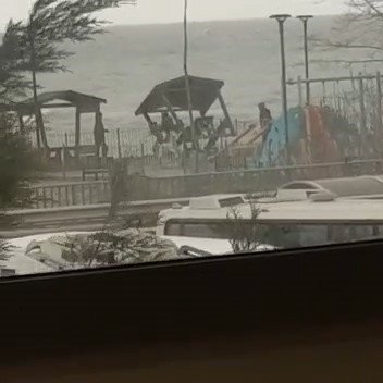 Parktaki çardağa zarar vermeye çalışan gençler cep telefonu kamerasında