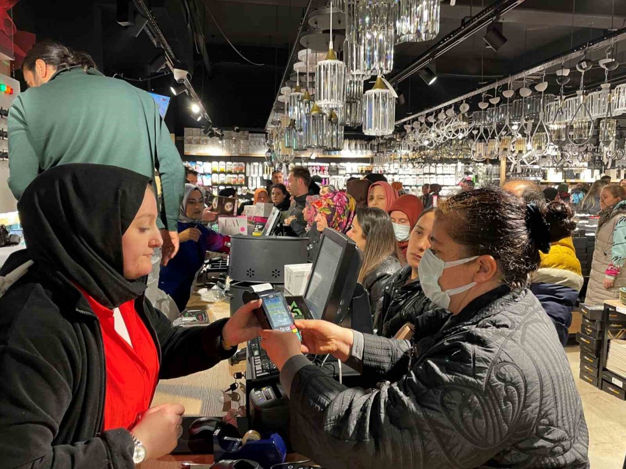 Fiyatı duyan buraya koştu: Kapıları zor tuttular