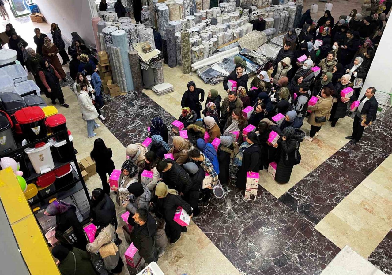 Fiyatı duyan buraya koştu: Kapıları zor tuttular