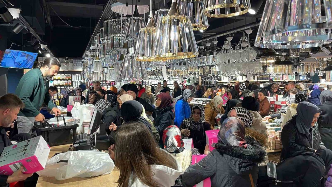 Fiyatı duyan buraya koştu: Kapıları zor tuttular