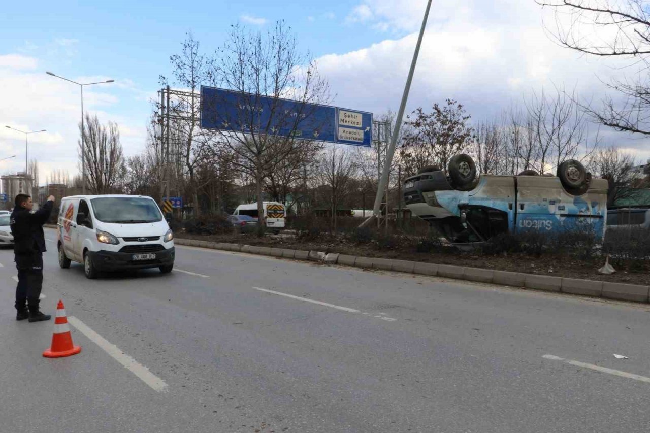 Bir aracın çarpması sonucu takla atan kamyonetin sürücüsü yaralandı