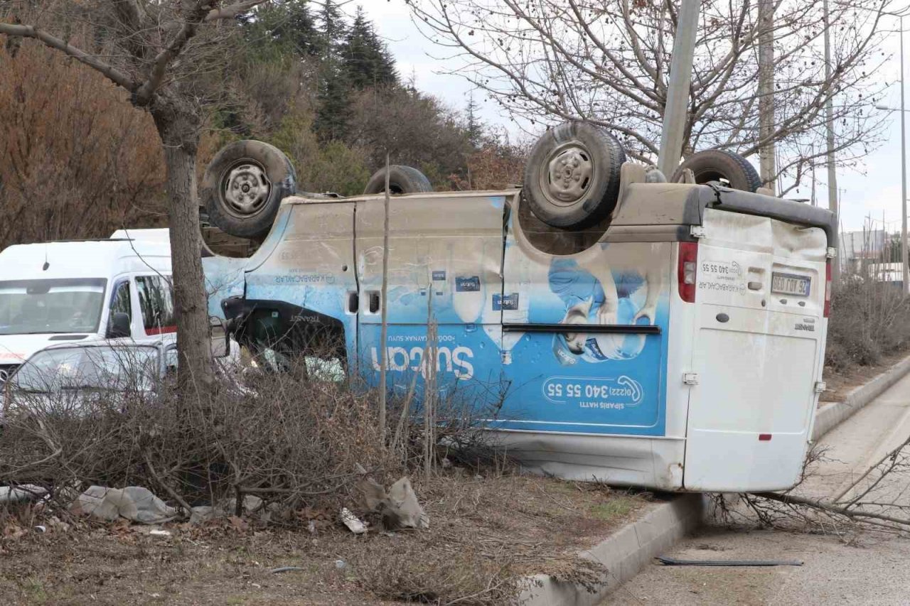 Bir aracın çarpması sonucu takla atan kamyonetin sürücüsü yaralandı