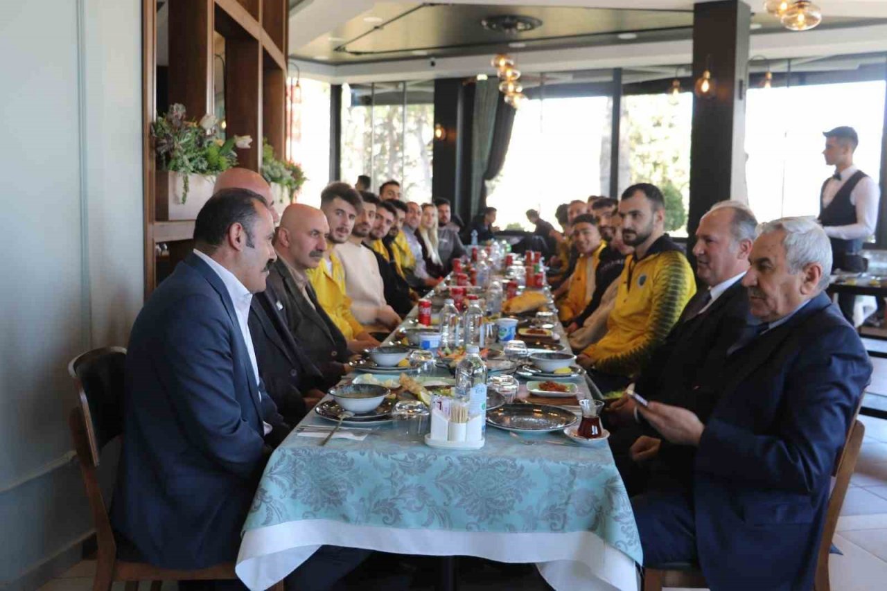 Siirt Belediyesi sporcuları Voleybol 1. Lig Play-Off maçlarına katılmak üzere Çorum’a uğurlandı