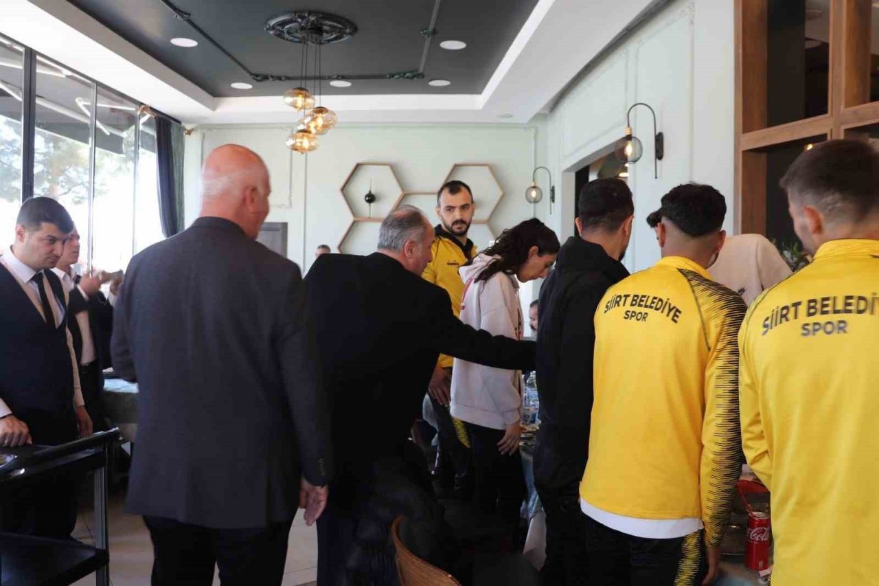 Siirt Belediyesi sporcuları Voleybol 1. Lig Play-Off maçlarına katılmak üzere Çorum’a uğurlandı