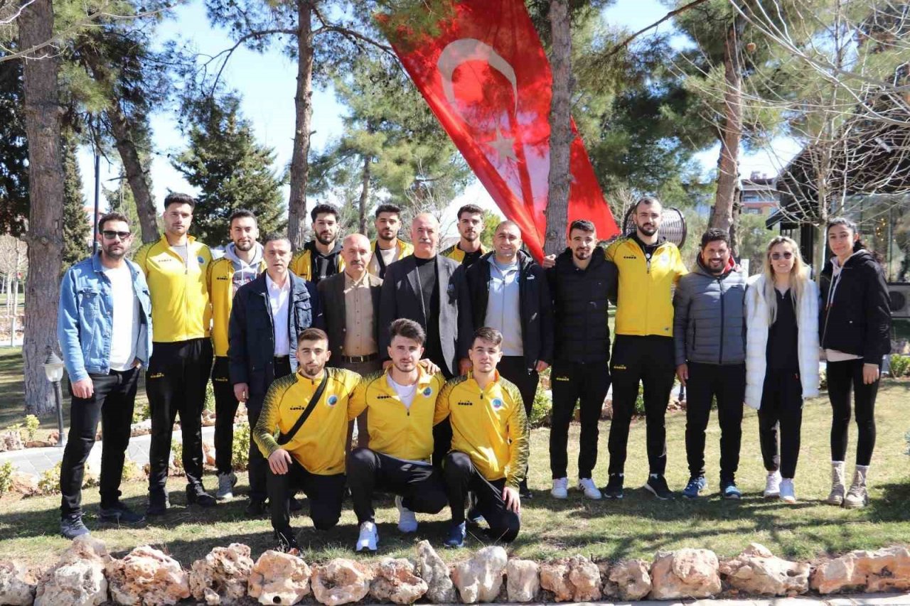 Siirt Belediyesi sporcuları Voleybol 1. Lig Play-Off maçlarına katılmak üzere Çorum’a uğurlandı