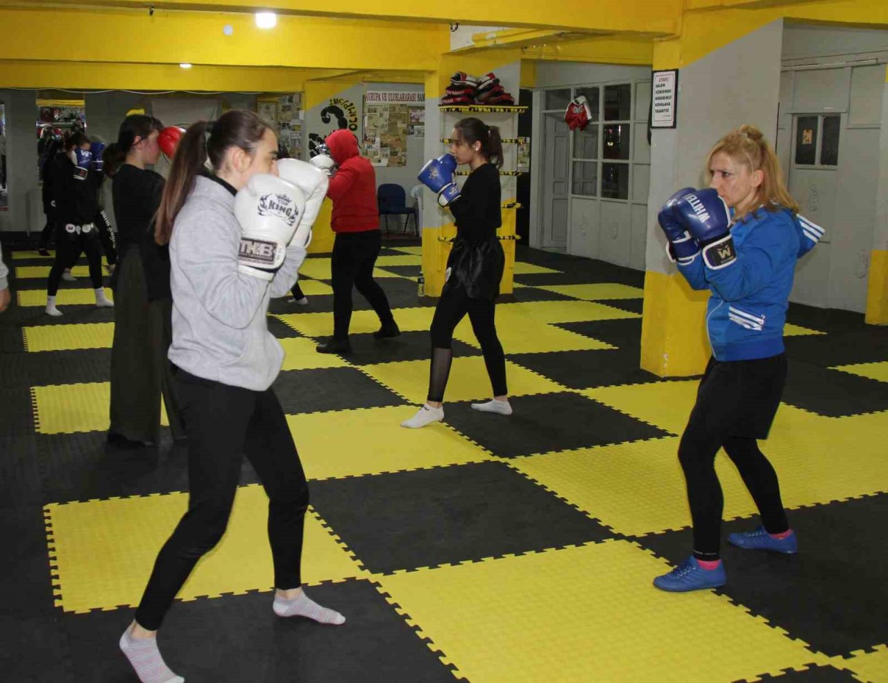 Kadınlar, şiddete karşı kick boks ve muaythai öğreniyor