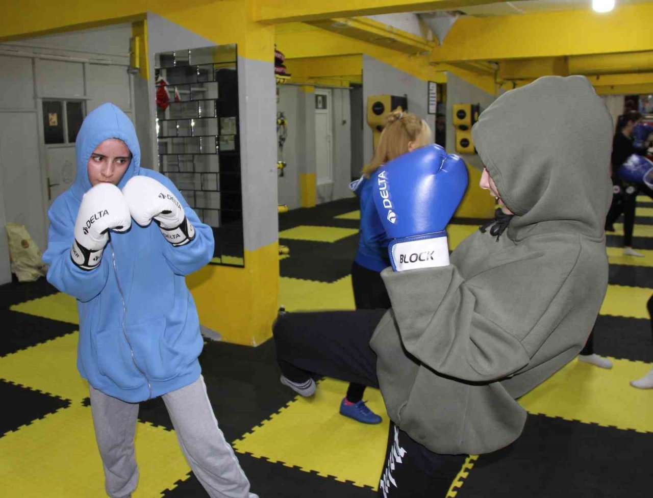 Kadınlar, şiddete karşı kick boks ve muaythai öğreniyor