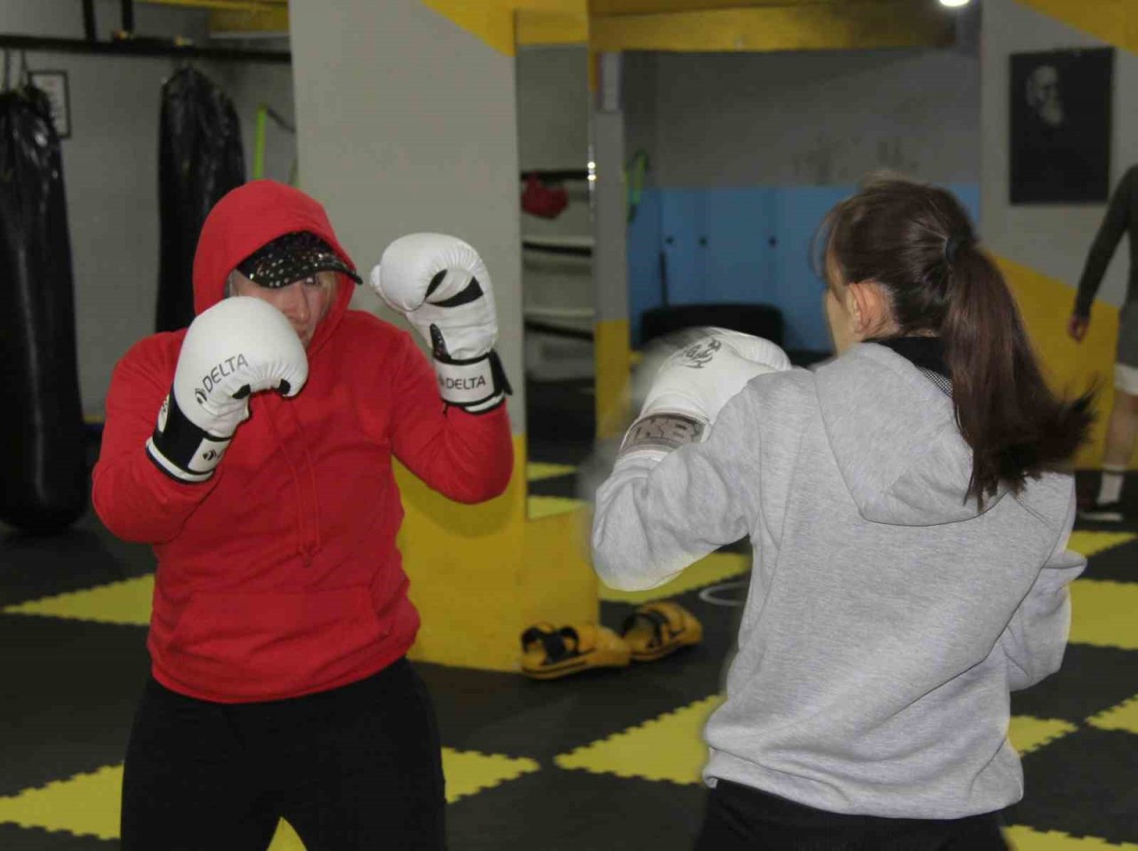 Kadınlar, şiddete karşı kick boks ve muaythai öğreniyor