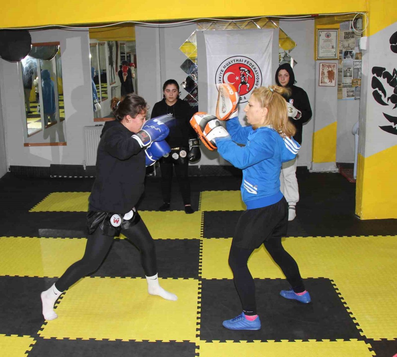 Kadınlar, şiddete karşı kick boks ve muaythai öğreniyor