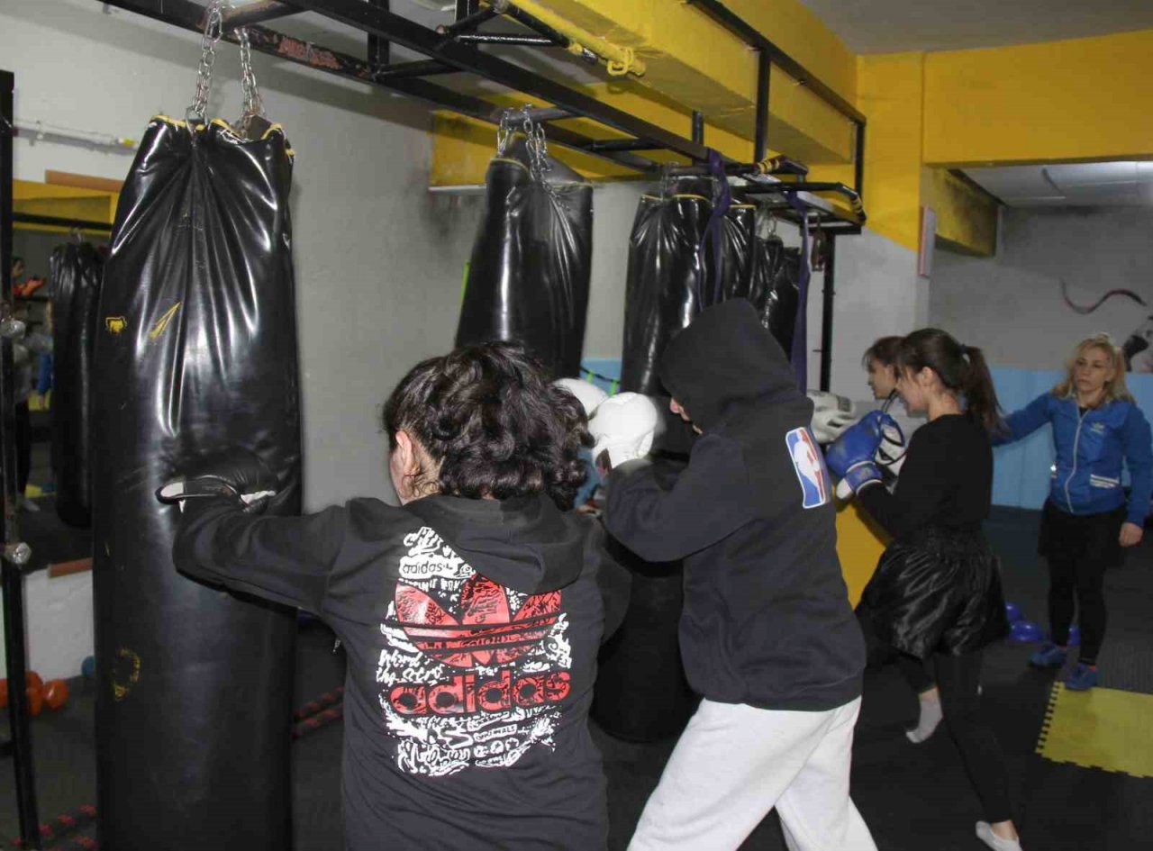 Kadınlar, şiddete karşı kick boks ve muaythai öğreniyor