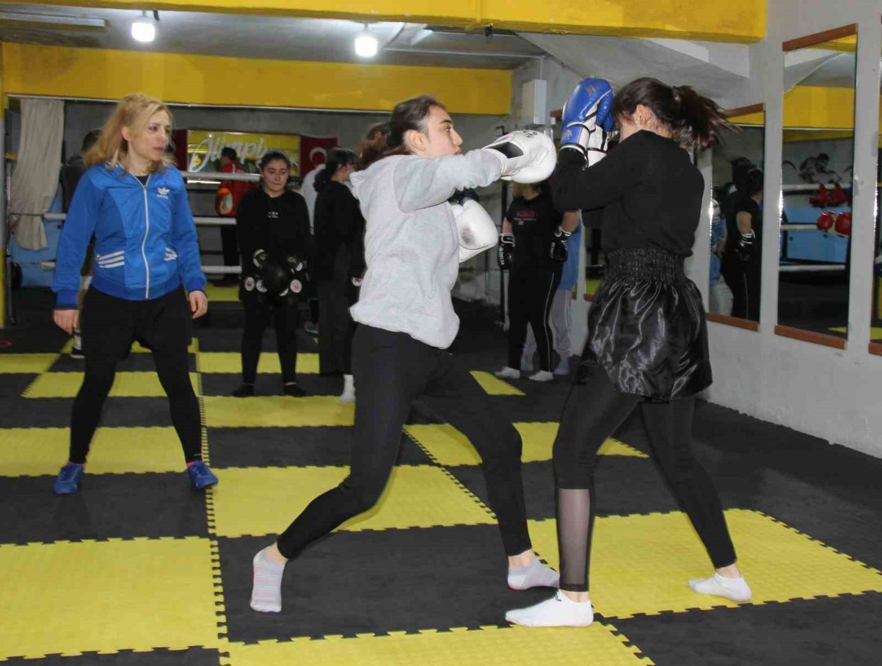 Kadınlar, şiddete karşı kick boks ve muaythai öğreniyor