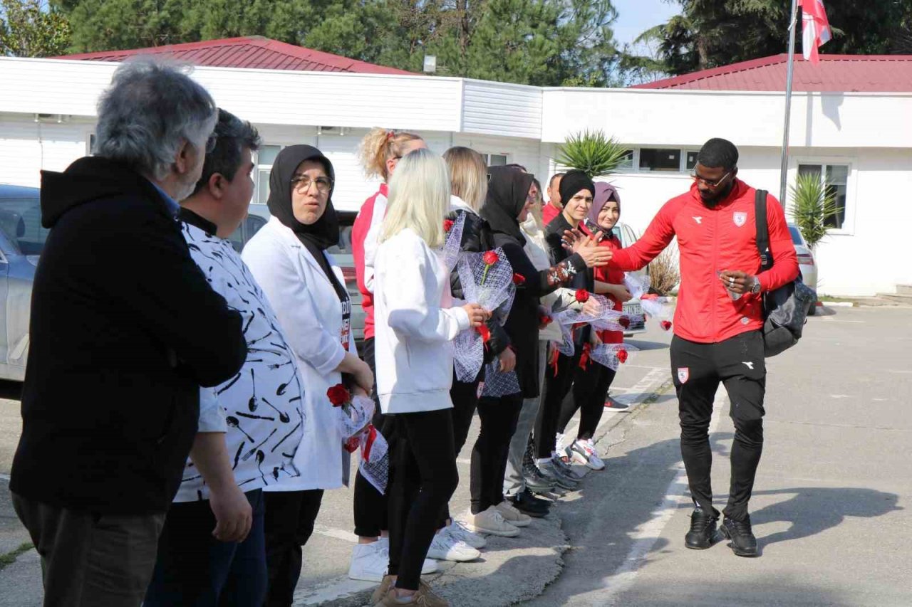 Samsunspor kafilesi Sakarya’ya iddialı gitti