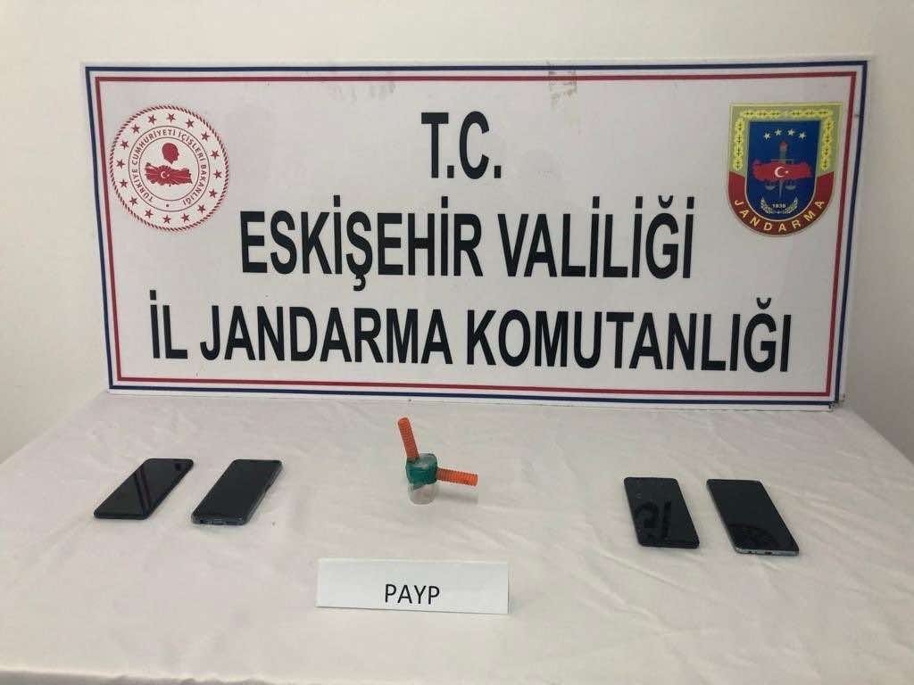 Fabrikaya giren hırsızlar çaldıkları malzemelerle birlikte yakalandı