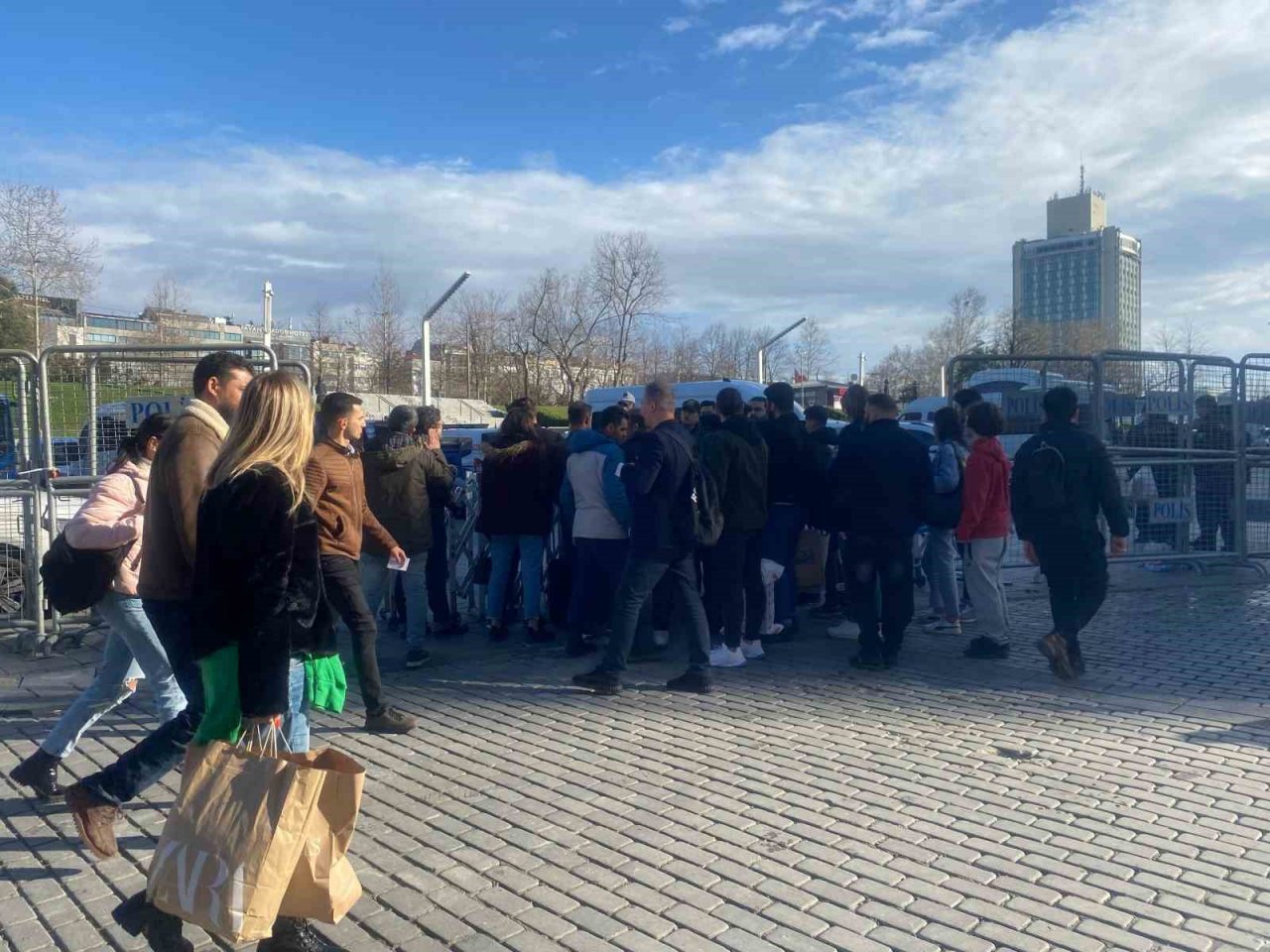 Taksim Meydanı bariyerlerle kapatıldı