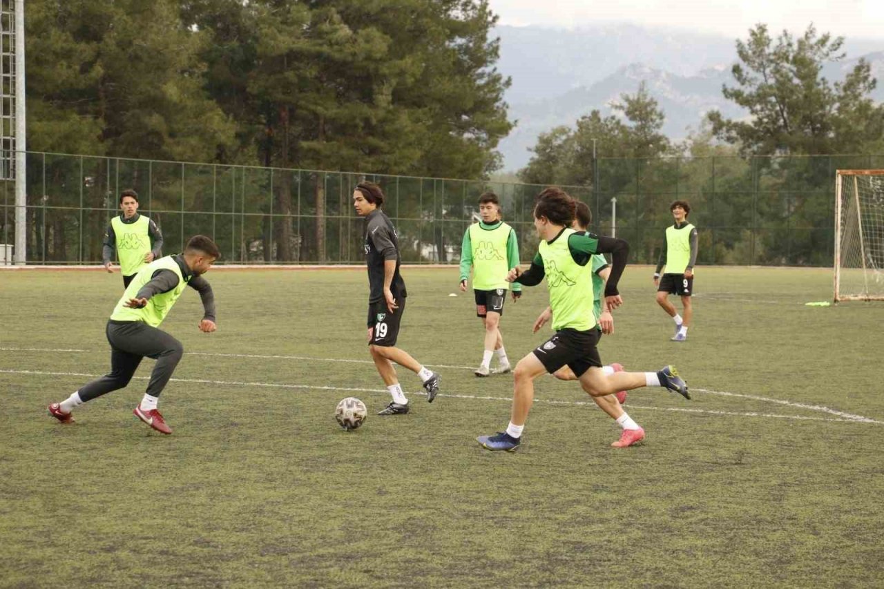 Genç horozlar, Manisa’yı puansız göndermek istiyor