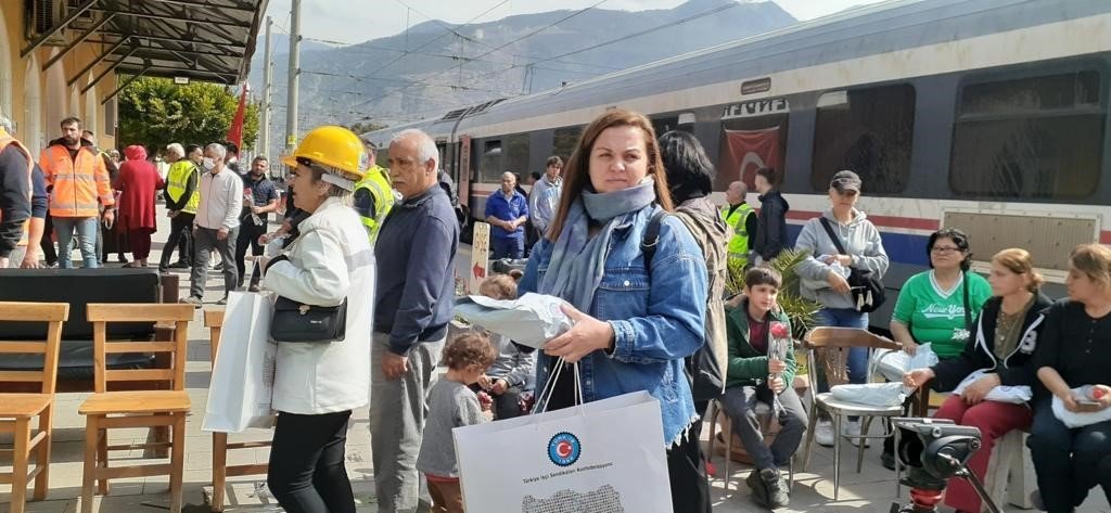 Türk-İş Kadın Heyeti deprem bölgesinde