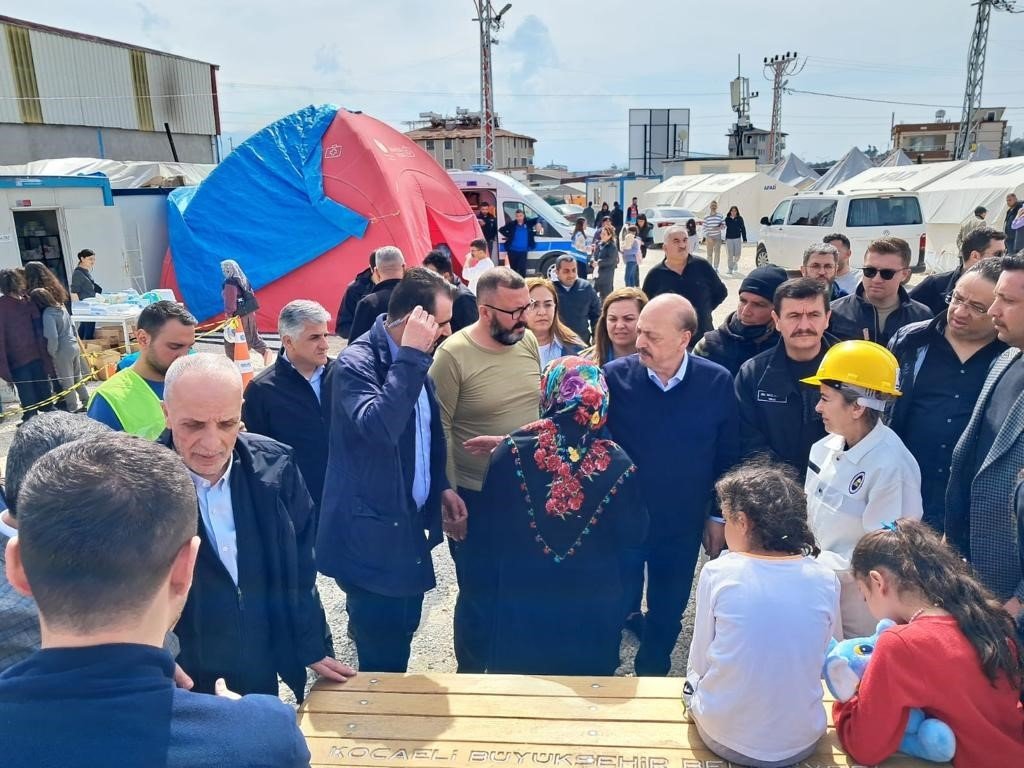 Türk-İş Kadın Heyeti deprem bölgesinde