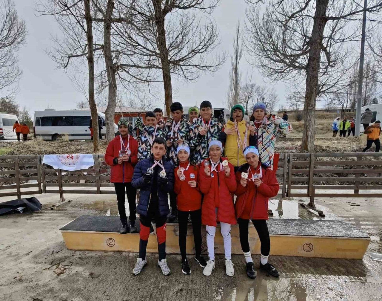 Hakkarili kayakçılar Erzurum’da 26 madalya ile döndü