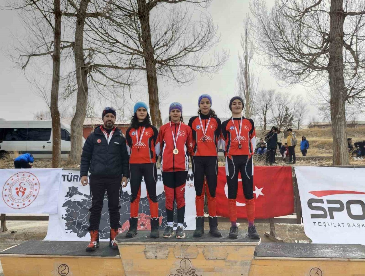 Hakkarili kayakçılar Erzurum’da 26 madalya ile döndü