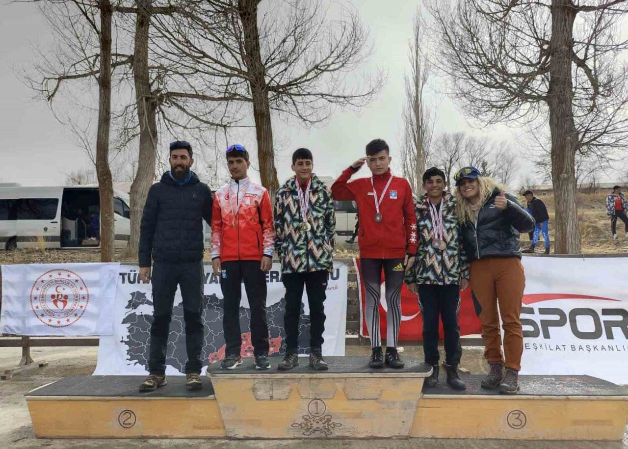 Hakkarili kayakçılar Erzurum’da 26 madalya ile döndü
