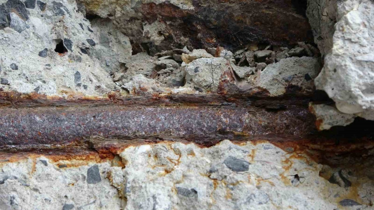 Maltepe’de betonunda midye kabukları ve paslı demirler görünen köprü havadan görüntülendi