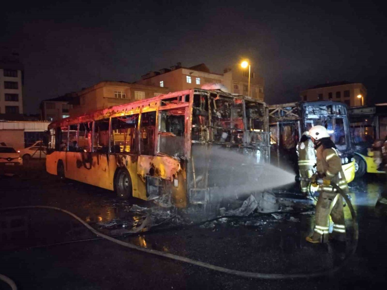 Tuzla’da 3 otobüs alev alev yandı