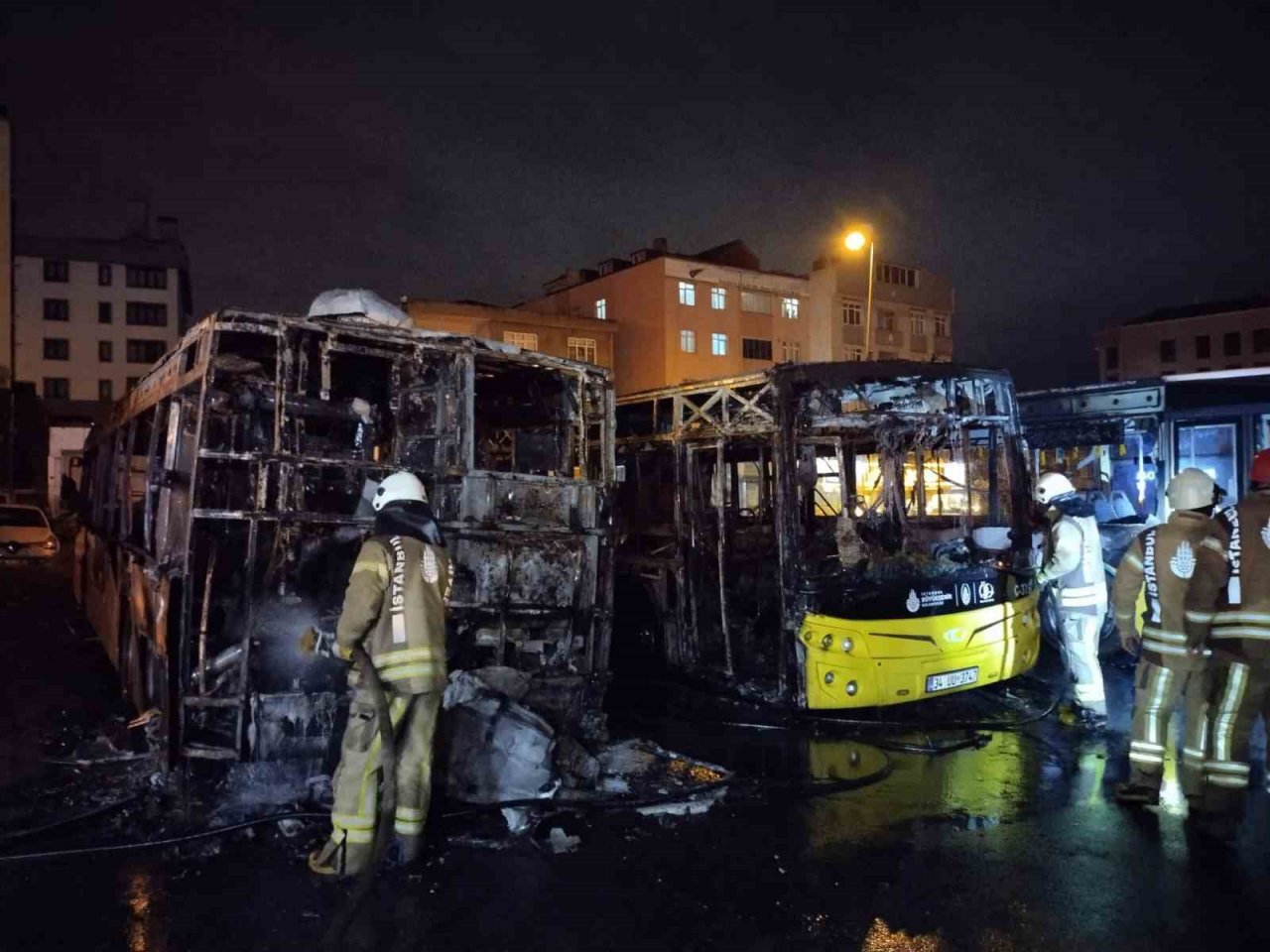 Tuzla’da 3 otobüs alev alev yandı