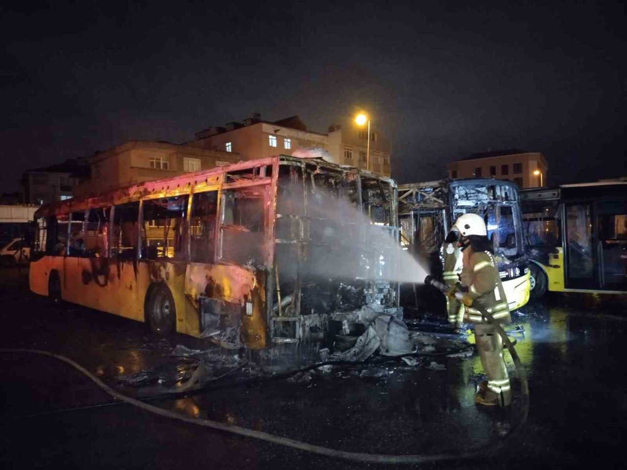 Tuzla’da 3 otobüs alev alev yandı